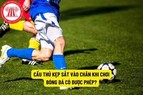 Cầu thủ kẹp sắt vào chân khi chơi bóng đá có được phép?