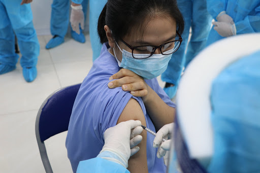 Bộ Chính trị yêu cầu sớm có kế hoạch tiêm vắc-xin Covid-19 cho người dân