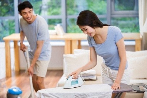 Vợ chồng phải cùng làm việc nhà, chia sẻ công việc trong gia đình