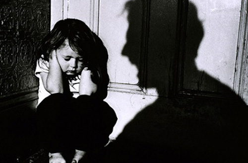 Pháp luật xử lý thế nào với hành vi bạo hành trẻ em?