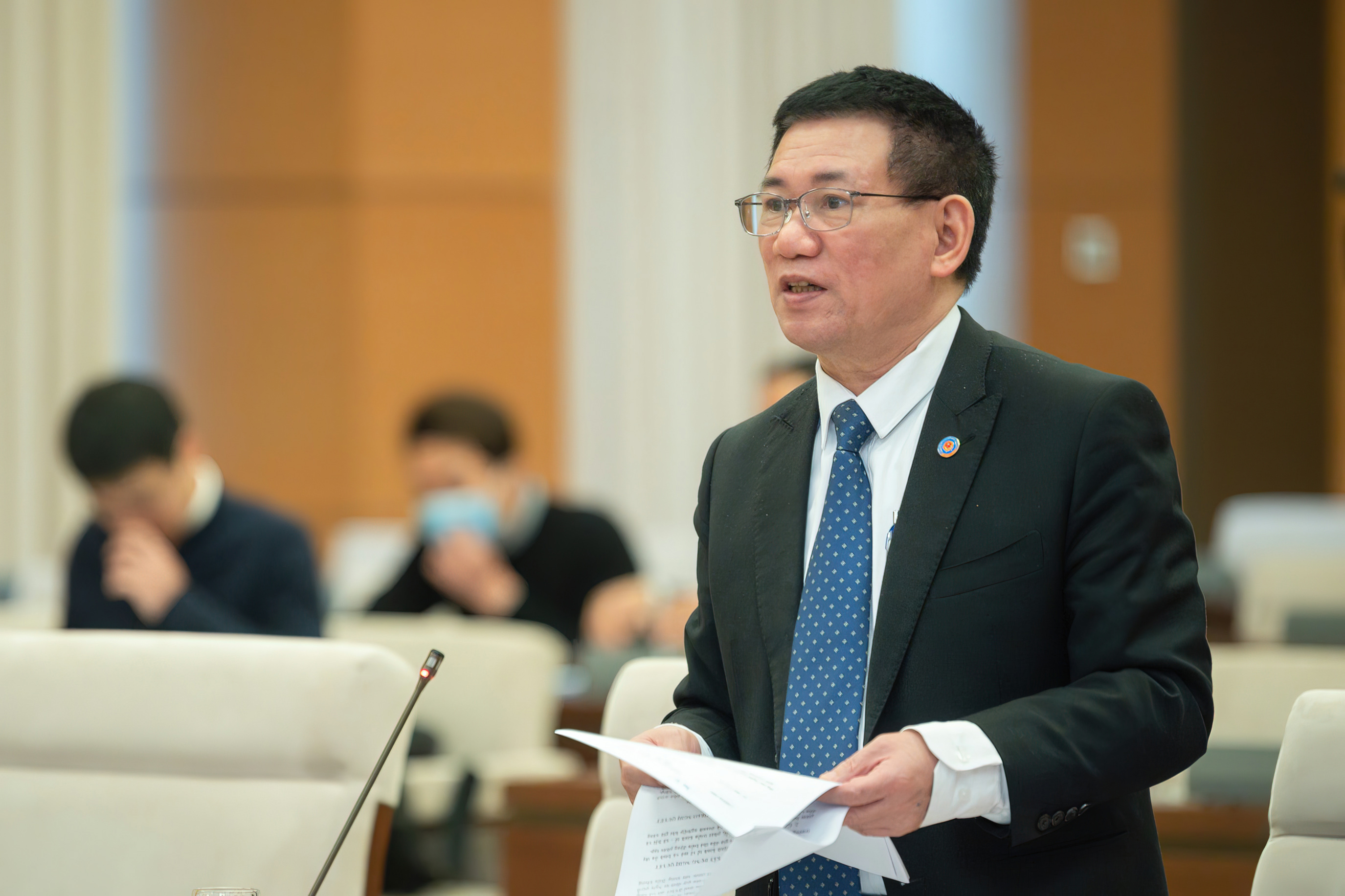 Bộ trưởng Bộ Tài chính Hồ Đức Phớc trình bày Tờ trình Dự án Nghị quyết của Ủy ban Thường vụ Quốc hội về mức thuế bảo vệ môi trường đối với xăng, dầu, mỡ nhờn để áp dụng trong năm 2023