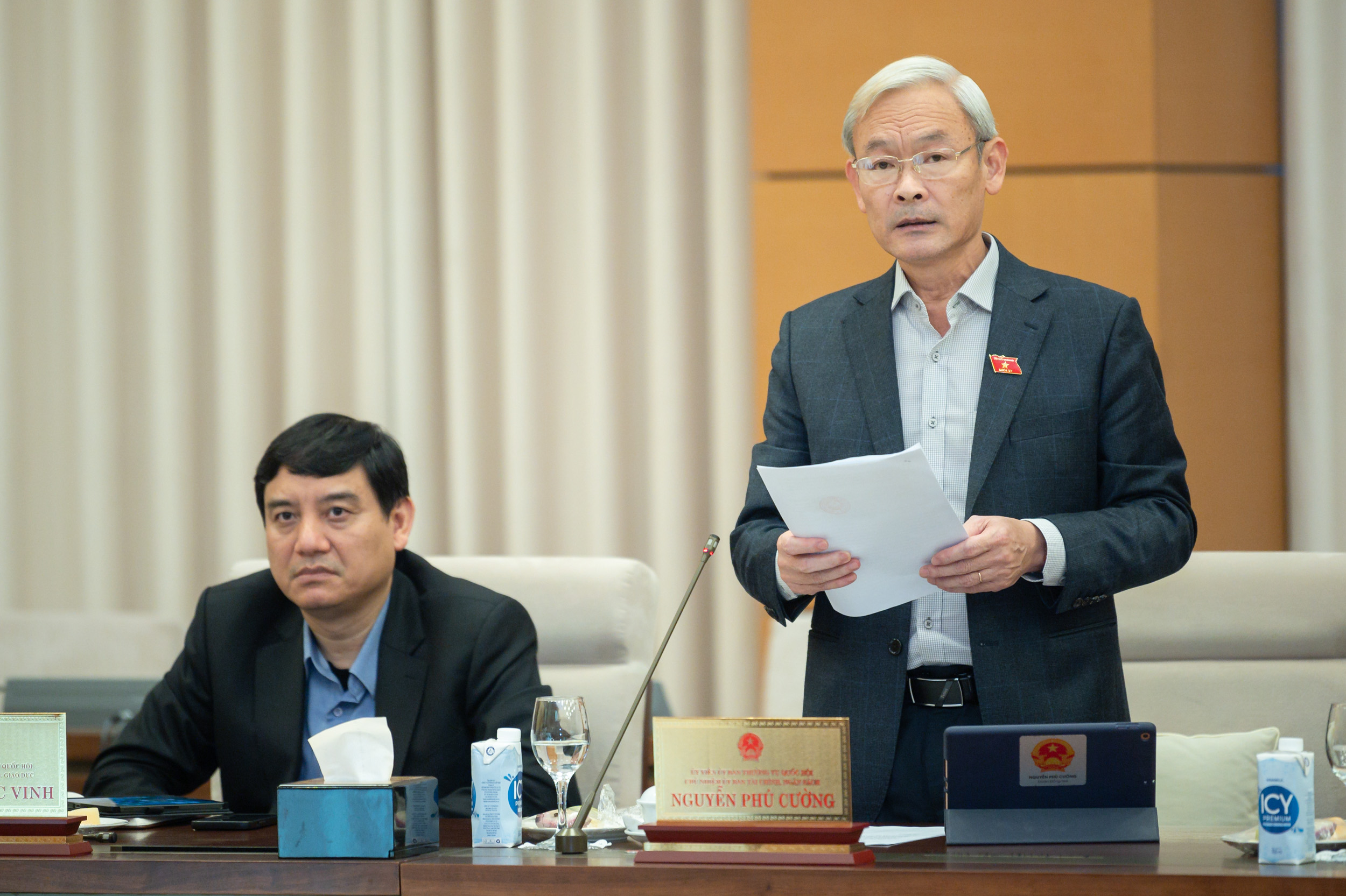 Chủ nhiệm Ủy ban Tài chính – Ngân sách của Quốc hội Nguyễn Phú Cường trình bày báo cáo thẩm tra