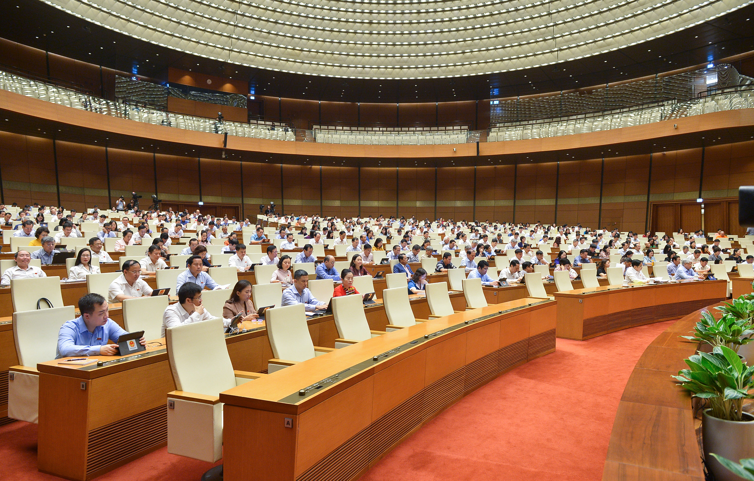 Các đại biểu Quốc hội tham dự biểu quyết thông qua Luật Giao dịch điện tử (sửa đổi).