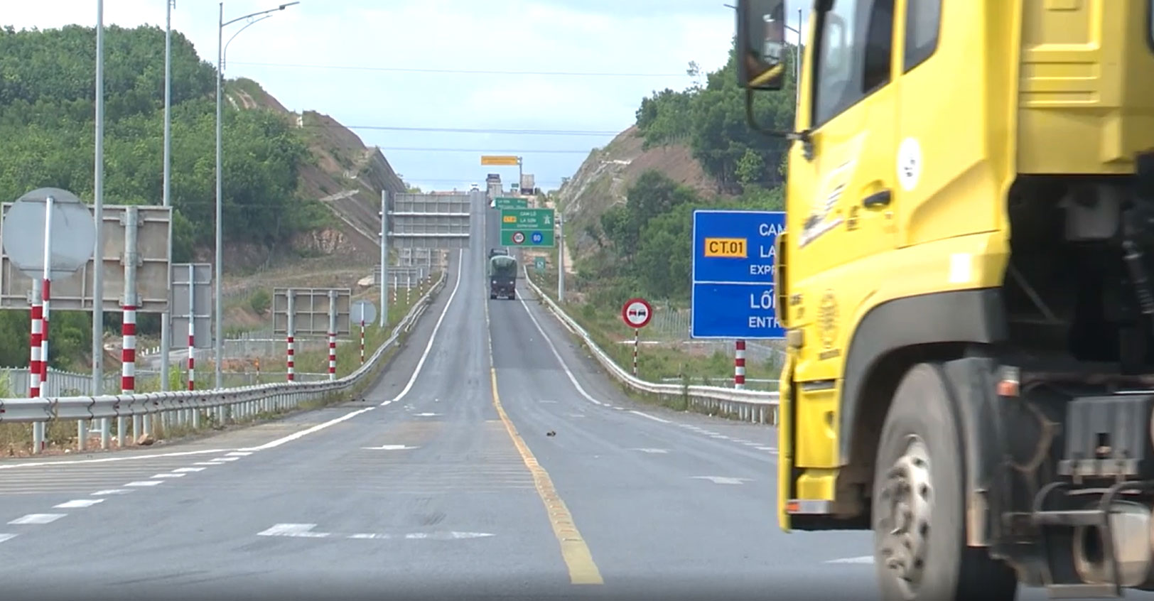 Đường cao tốc ở Việt Nam được phân thành mấy cấp?