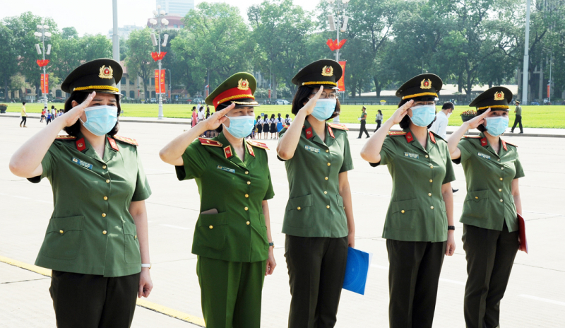 Hạn tuổi phục vụ cao nhất của nữ sĩ quan CAND có cấp bậc hàm Đại tá