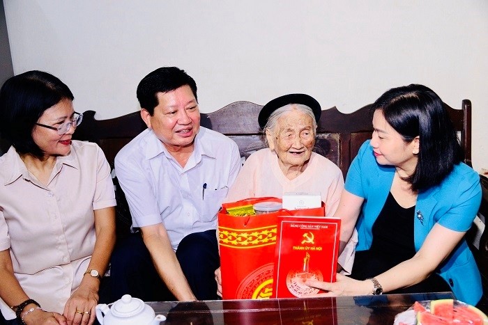 Tặng quà dịp Lễ Quốc khánh 2-9 cho người có công tại Hà Nội