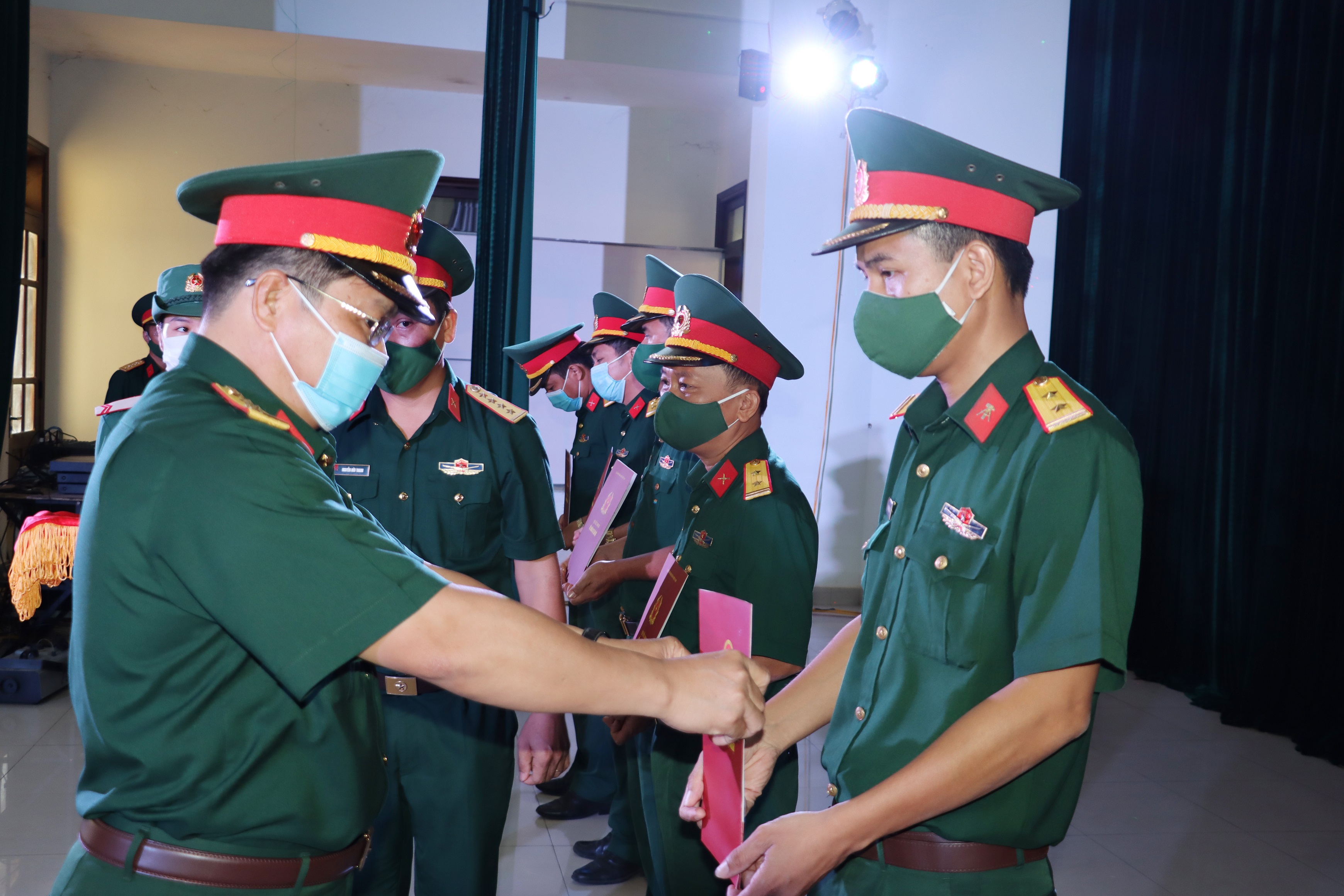 Sĩ quan quân đội nhân dân Việt Nam có mấy ngạch, mấy nhóm ngành?