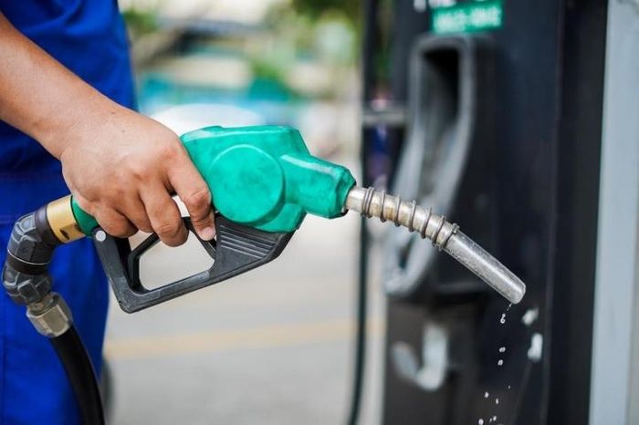 Giá dầu tại các đại lý bán lẻ xăng dầu do ai quy định?