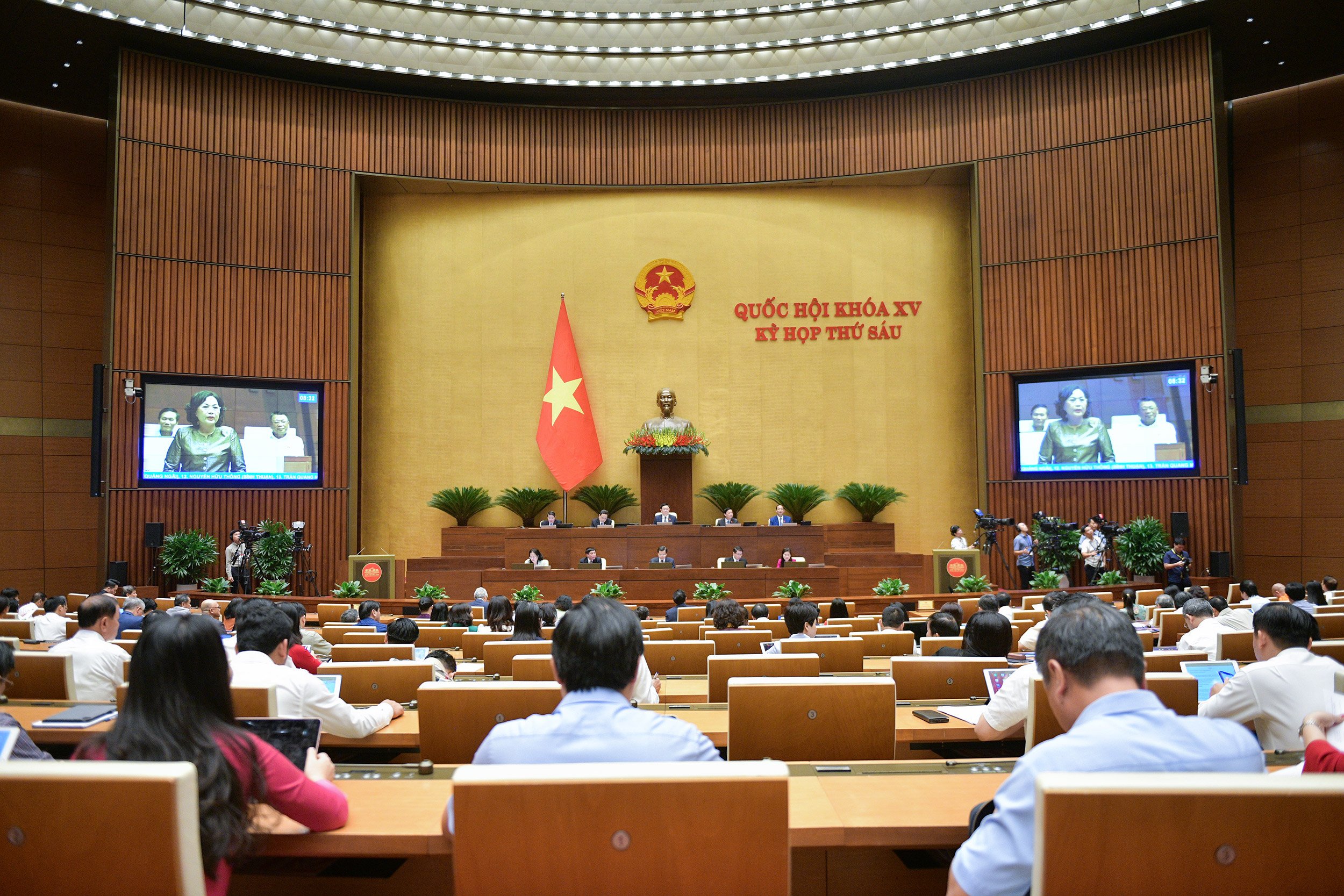 Thống đốc Ngân hàng Nhà nước Việt Nam trả lời chất vấn tại phiên họp