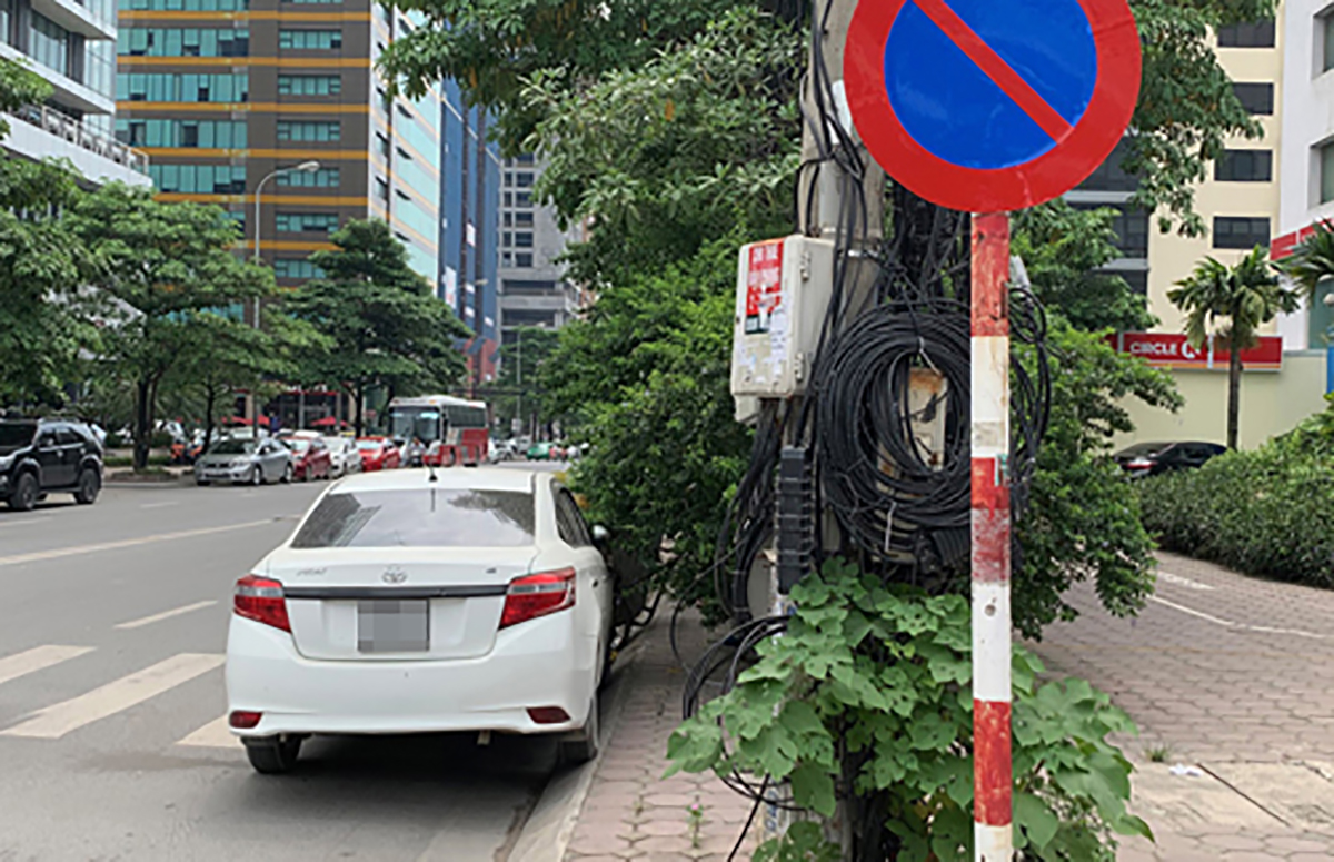 Người điều khiển phương tiện không được dừng xe, đỗ xe tại những vị trí nào?