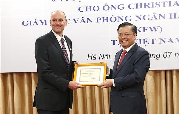 Tiêu chuẩn xét tặng Kỷ niệm chương “Vì sự nghiệp Tài chính Việt Nam” từ ngày 15/02/2024