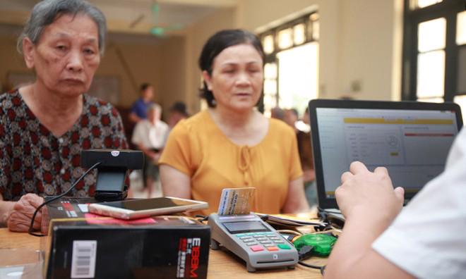 Hướng dẫn chi trả an sinh xã hội không dùng tiền mặt tại Hà Nội