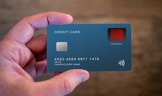 Bao nhiêu tuổi thì được sử dụng thẻ tín dụng?
