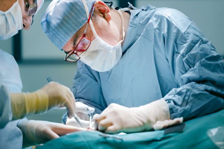 Quy trình phẫu thuật treo mi vào cơ trán bằng vật liệu nhân tạo theo hướng dẫn của Bộ Y tế