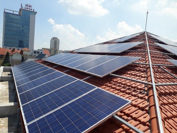 Điện từ hệ thống điện mặt trời mái nhà hiện đang được bán cho Tập đoàn Điện lực Việt Nam với mức giá bao nhiêu?