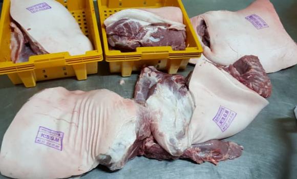 Ý nghĩa của dấu màu tím trên thân thịt lợn được bán ngoài chợ