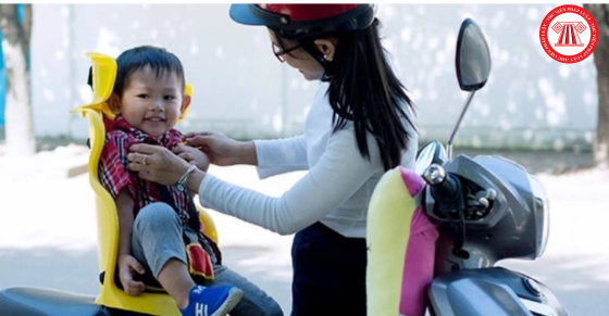 Đề xuất chở trẻ em dưới 06 tuổi bằng xe gắn máy phải có dây đai an toàn hoặc ghế dành riêng cho trẻ em