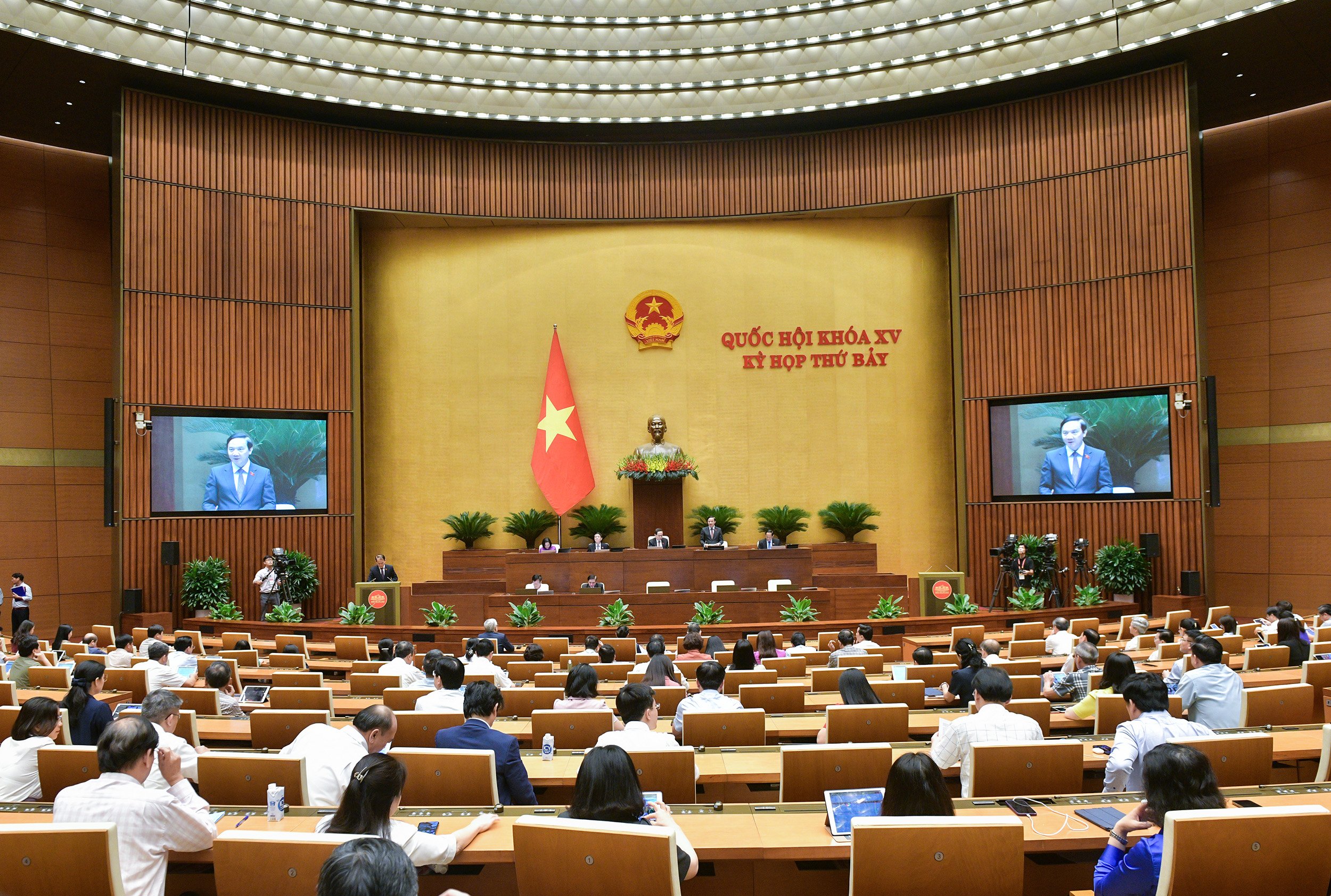 Phó Chủ tịch Quốc hội Nguyễn Khắc Định điều hành phiên biểu quyết thông qua Nghị quyết về Chương trình xây dựng luật, pháp lệnh năm 2025, điều chỉnh Chương trình xây dựng luật, pháp lệnh năm 2024