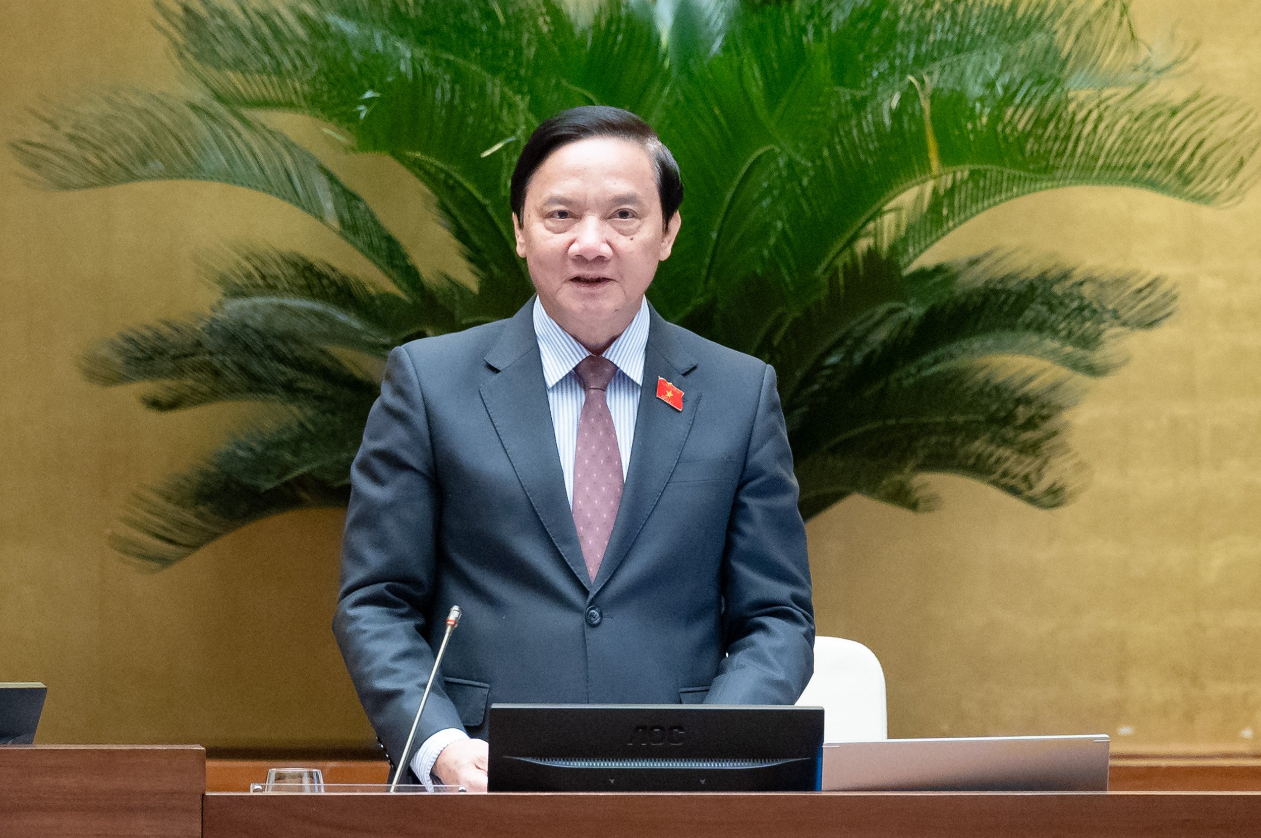 Phó Chủ tịch Quốc hội Nguyễn Khắc Định điều hành phiên biểu quyết thông qua Nghị quyết về Chương trình xây dựng luật, pháp lệnh năm 2025, điều chỉnh Chương trình xây dựng luật, pháp lệnh năm 2024