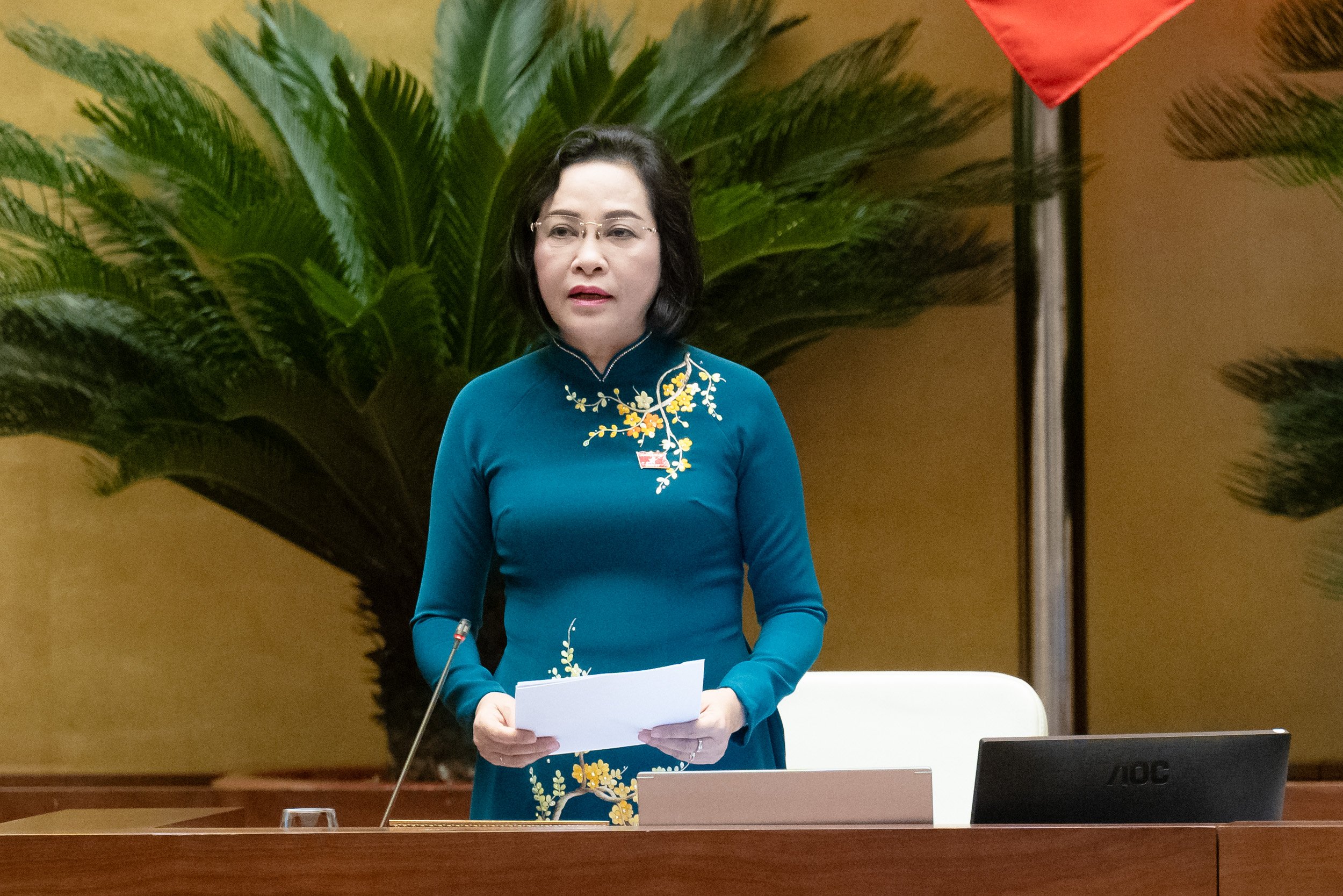 Phó Chủ tịch Quốc hội Nguyễn Thị Thanh điều hành phiên Quốc hội biểu quyết thông qua Luật Bảo hiểm xã hội (sửa đổi)