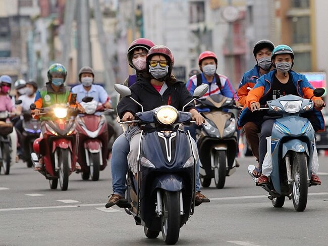 Các hành vi người đi xe máy không được làm theo Luật Trật tự an toàn giao thông đường bộ