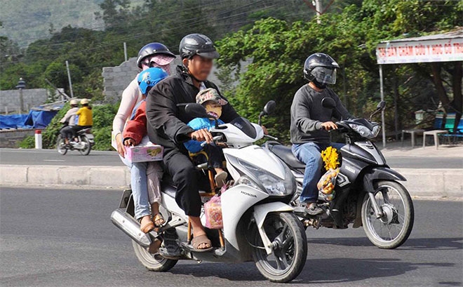 Từ ngày 01/01/2025, người lái xe mô tô hai bánh, xe gắn máy được chở tối đa hai người trong trường hợp nào?