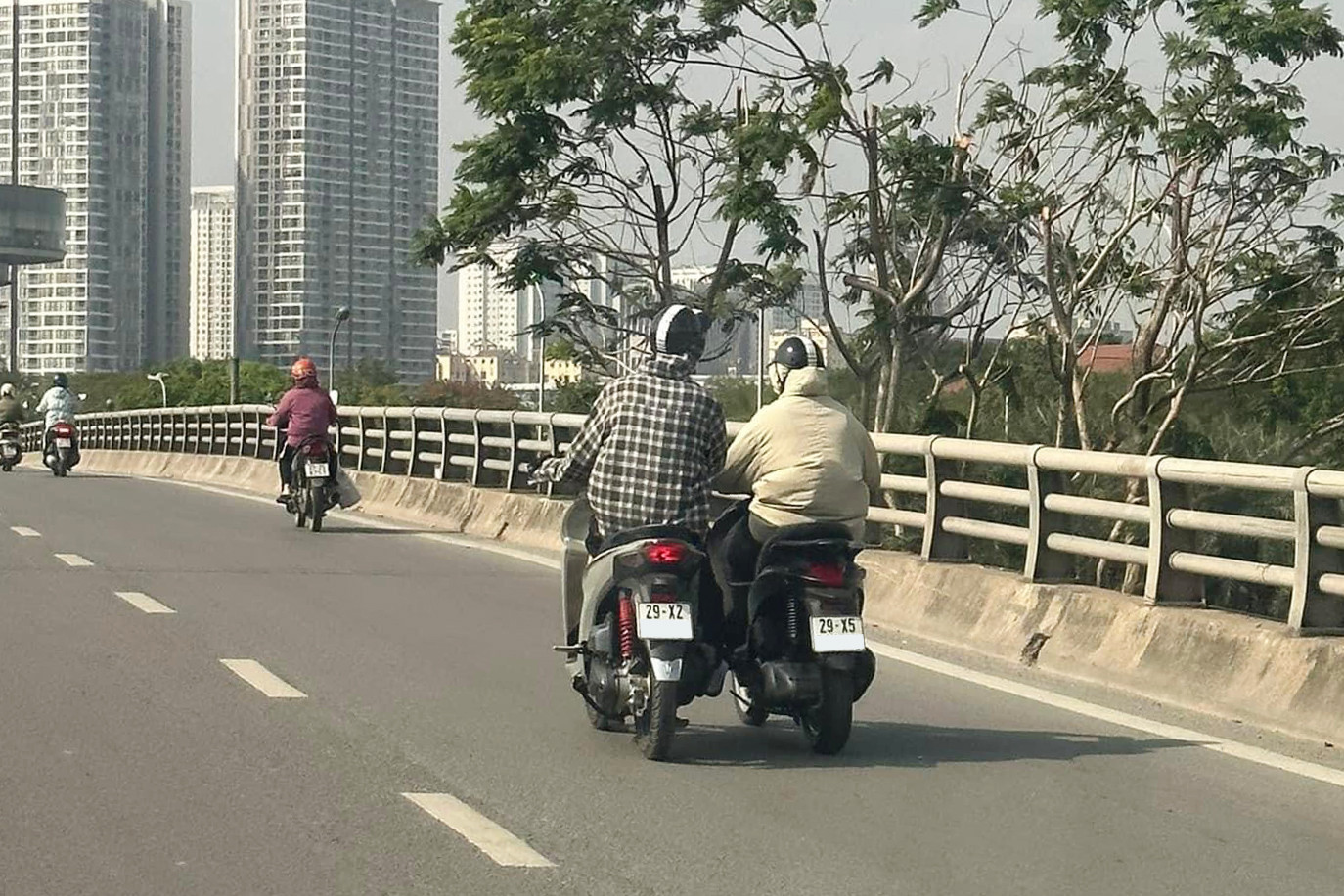 Hành vi sử dụng xe mô tô để kéo, đẩy xe mô tô khác bị hết xăng đến trạm mua xăng có được phép hay không?