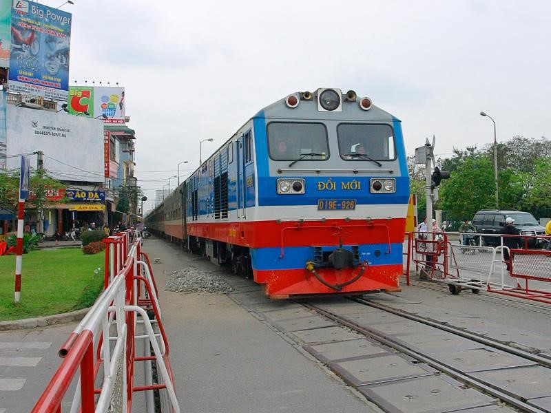 Tại các điểm giao cắt giữa đường bộ và đường sắt, quyền ưu tiên thuộc về loại phương tiện nào