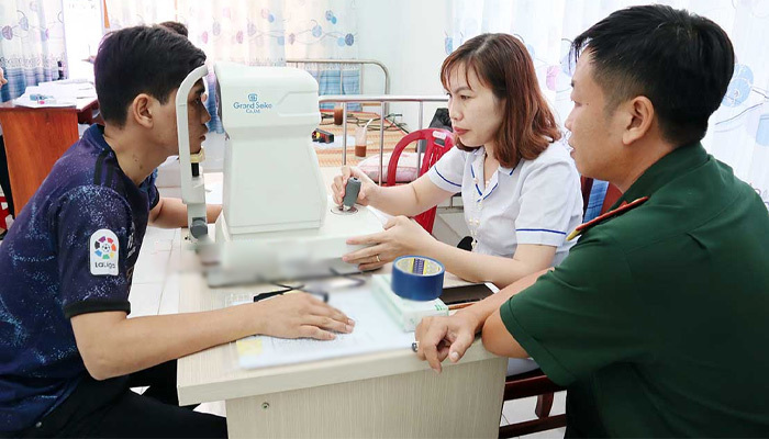 Tiêu chuẩn về mắt đi nghĩa vụ quân sự của Thông tư 148 và Thông tư 105 khác nhau thế nào?