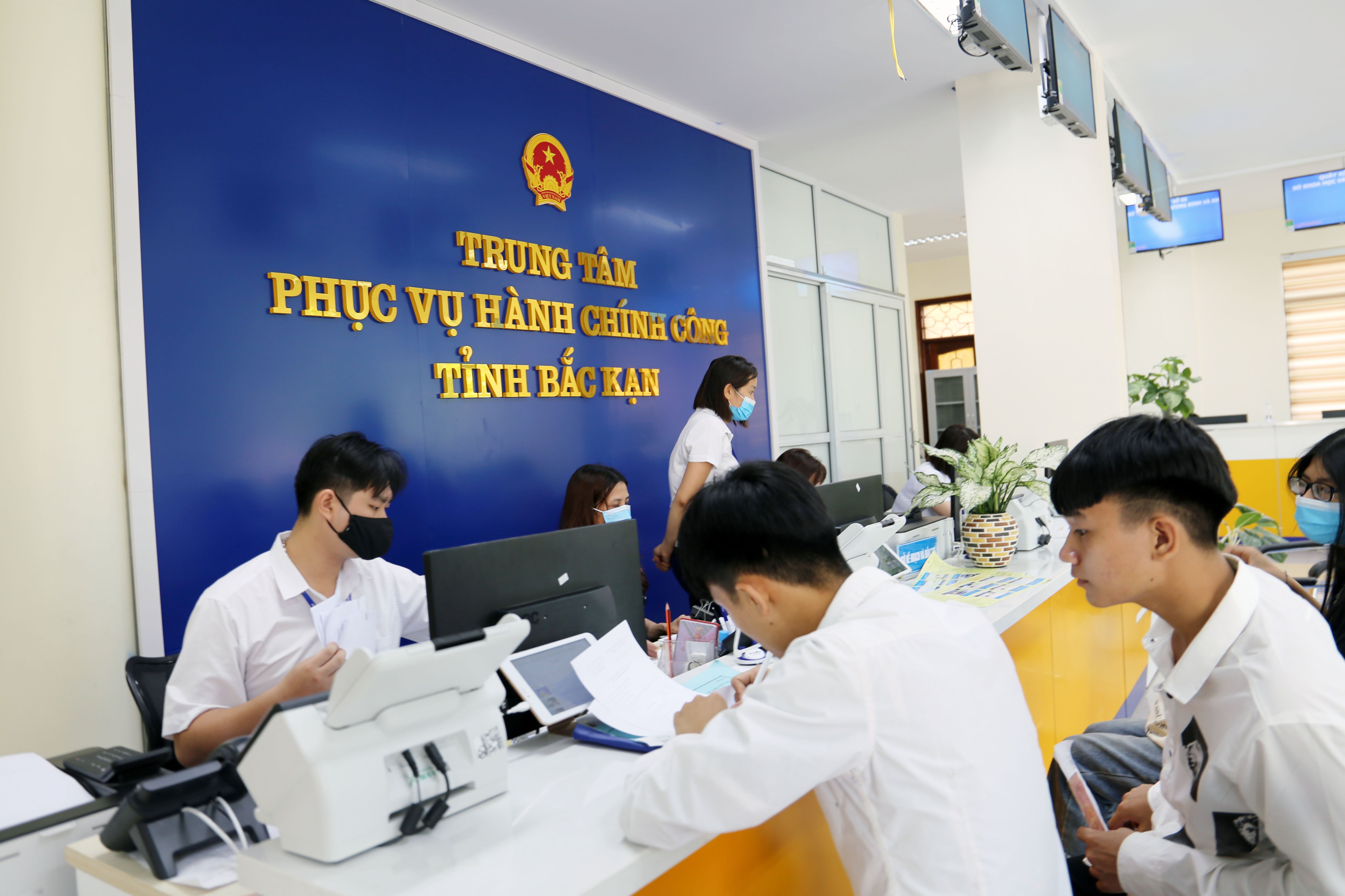 Tăng cường giám sát, đánh giá và trách nhiệm giải trình của cán bộ, công chức, viên chức trong phục vụ Nhân dân