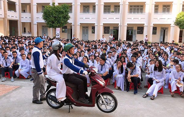 Chấp hành pháp luật về trật tự, an toàn giao thông đường bộ là một tiêu chí đánh giá, xếp loại hạnh kiểm với học sinh THPT từ năm 2025 