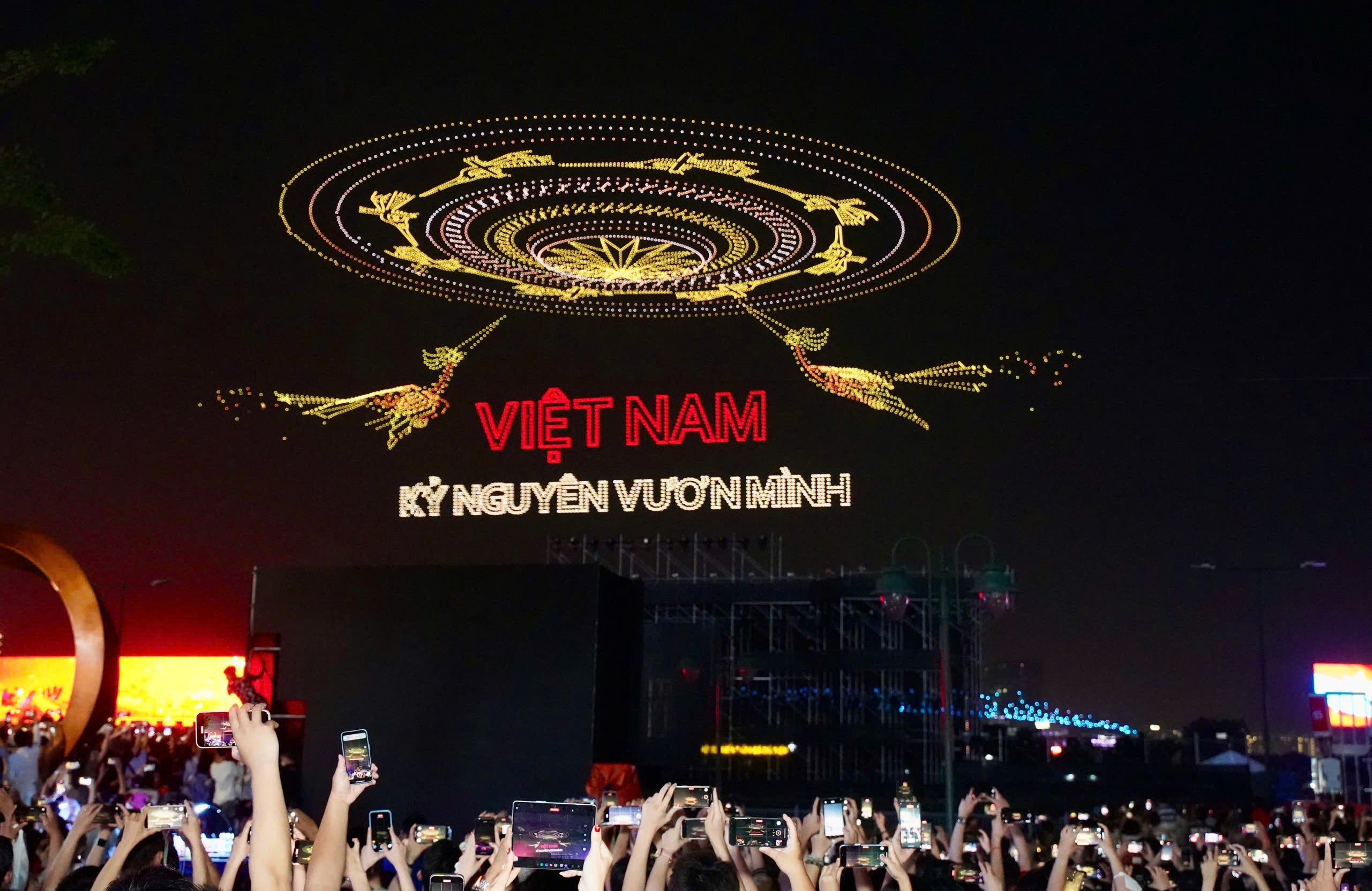Có còn trình diễn drone tại drone ngày 1/5 tại TPHCM? 