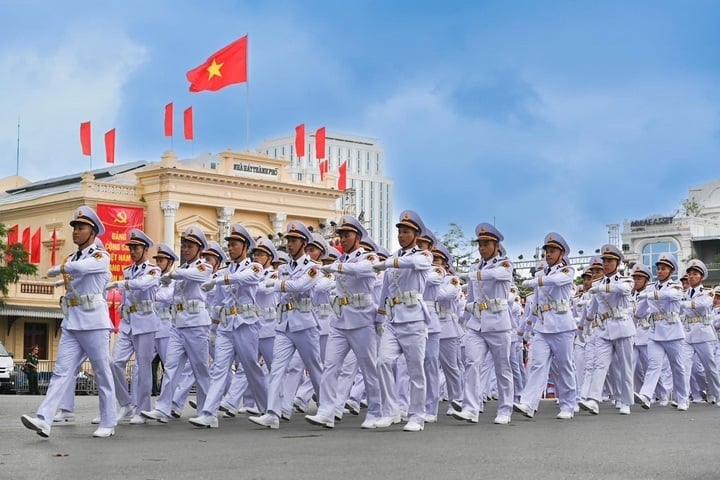 Lịch duyệt đội ngũ và diễu hành kỷ niệm 70 năm Ngày giải phóng Hải Phòng
