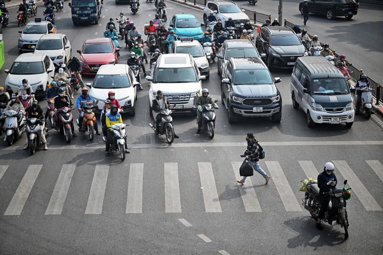 Mức phạt hành vi dừng chờ đèn đỏ quá vạch kẻ đường với xe ô tô (Hình ảnh từ Internet)
