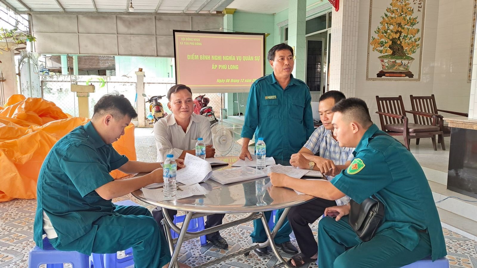 Đề xuất Chủ tịch UBND cấp xã có thẩm quyền ra lệnh gọi đăng ký NVQS lần đầu