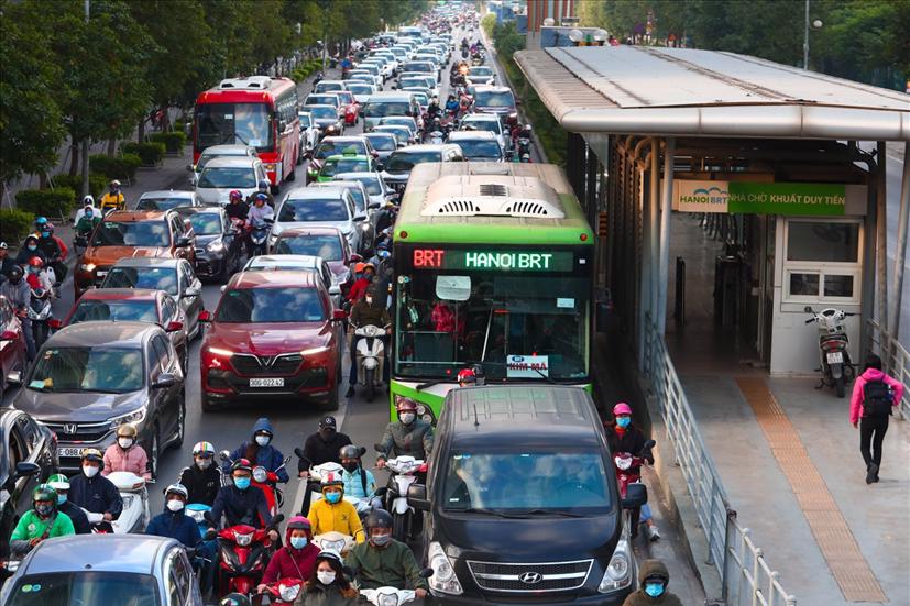 Từ năm 2026, ô tô chạy vào Hà Nội và TPHCM phải đạt tiêu chuẩn khí thải ra sao theo dự kiến?