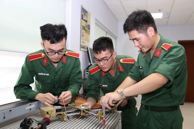 Chính sách thu hút nhân lực chất lượng cao và ưu tiên đào tạo trong cơ sở công nghiệp quốc phòng nòng cốt