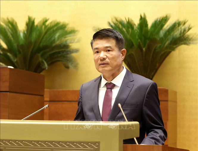 Viện trưởng Viện kiểm sát nhân dân tối cao Nguyễn Huy Tiến trình bày Tờ trình dự án Luật Tương trợ tư pháp về hình sự. Ảnh: Phương Hoa/TTXVN