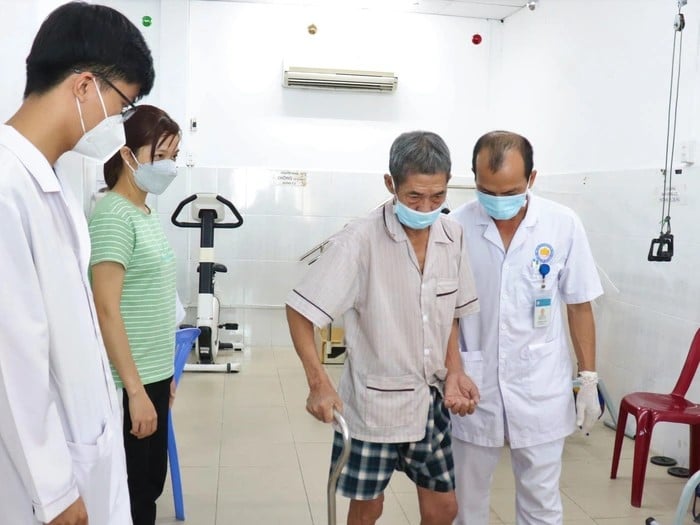 Xây dựng chính sách bảo hiểm y tế chi trả phục hồi chức năng cho người khuyết tật