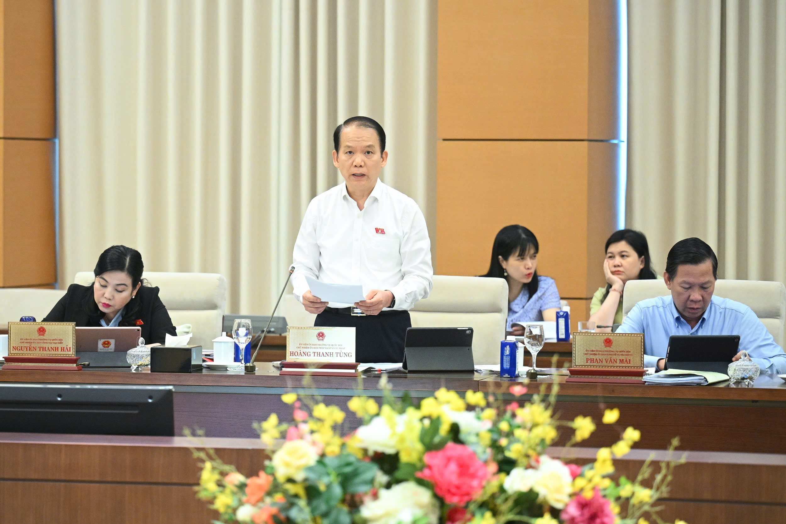 Chủ nhiệm Ủy ban Pháp luật và Tư pháp Hoàng Thanh Tùng trình bày Báo cáo ý kiến