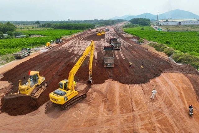 Tăng gấp 2 - 3 nhân lực, thi công 3 ca 4 kíp cả ngày lễ tết đối với 04 dự án đường cao tốc
