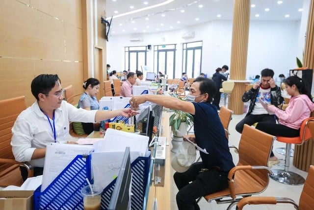 Giữ nguyên lương và phụ cấp hiện hưởng đối với cán bộ công chức cấp huyện về làm việc cấp xã trong 6 tháng