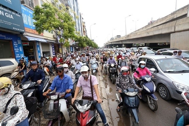 Chạy xe máy trên vỉa hè có thể bị phạt tới 6.000.000 đồng