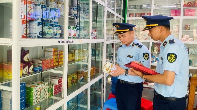 Chỉ đạo lực lượng quản lý thị trường địa phương xử lý nghiêm hành vi buôn lậu, hàng giả, hàng nhái (Hình ảnh từ Internet)