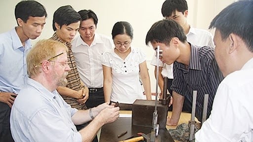 Thủ tục gia hạn Giấy phép lao động cho người nước ngoài làm việc tại Việt Nam từ 01/7/2025