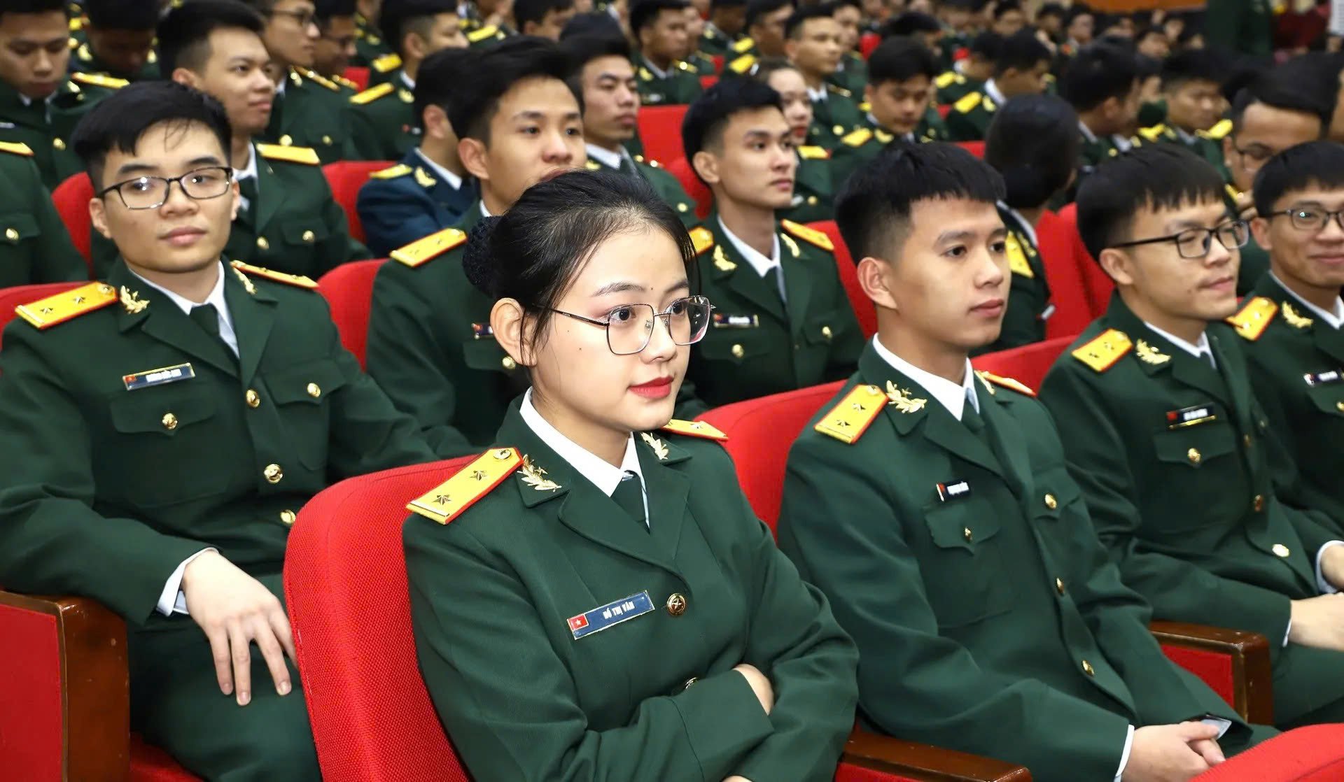 Học viên quân đội ra trường mang hàm gì? 