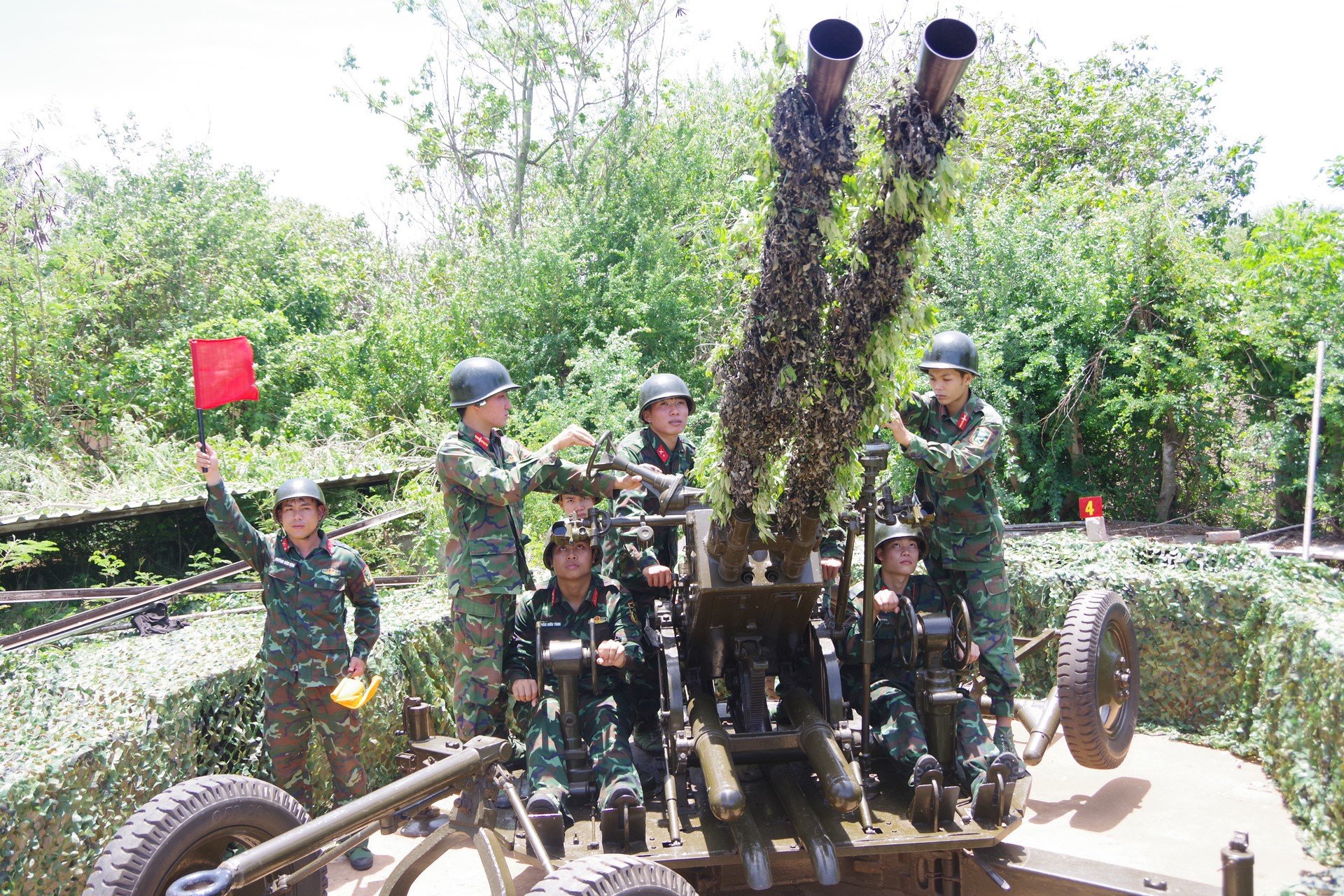 Chế độ tiền lương phụ cấp đặc thù đối với người hoạt động phòng không nhân dân
