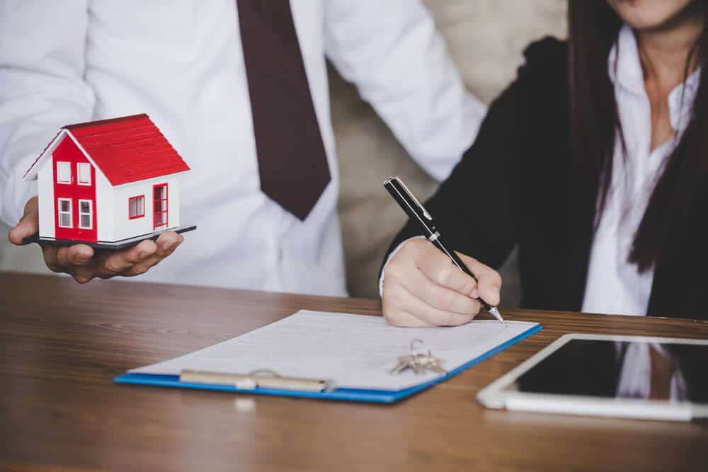 Môi giới bất động sản là gì? Điều kiện hành nghề môi giới bất động sản mới nhất 2025 (Hình ảnh từ Internet)