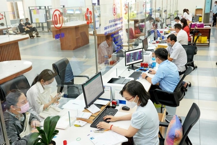 Tạm đình chỉ công chức gây nhũng nhiễu, tiêu cực, gây phiền hà cho người dân, doanh nghiệp, cơ quan, tổ chức trong quá trình thực thi công vụ (Hình ảnh từ Internet)