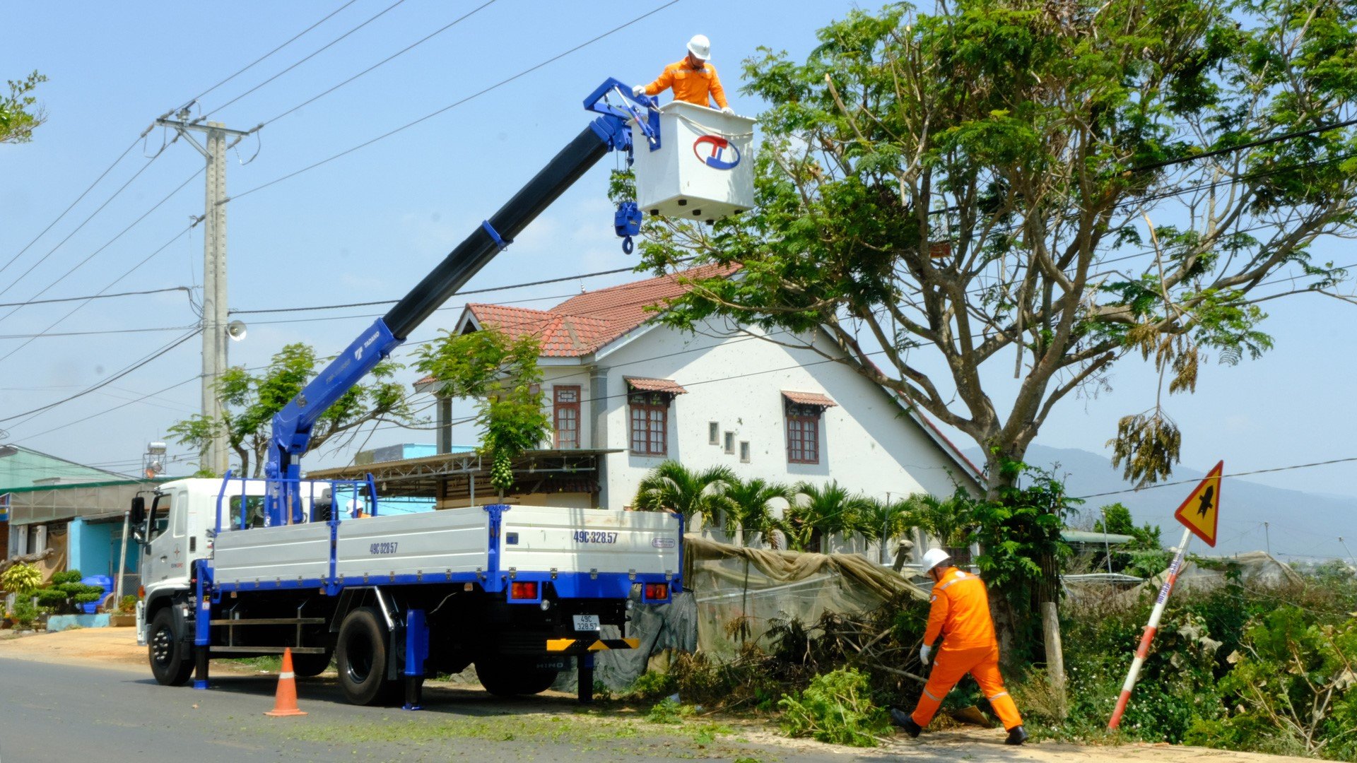 Chỉ đạo tăng cường các biện pháp giảm thiểu tai nạn điện và vi phạm an toàn lưới điện